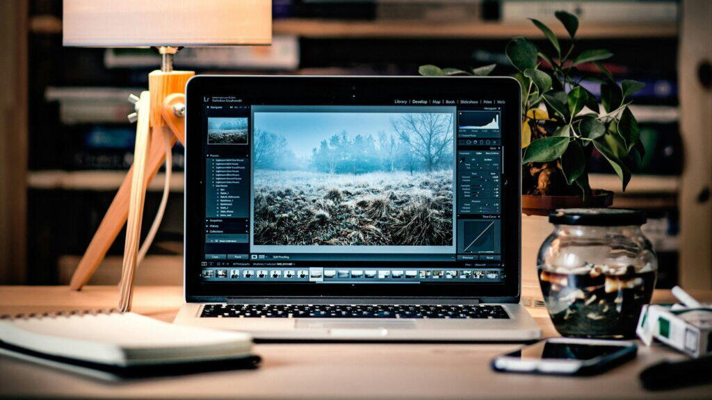 自社運用と外注、どちらが正解？判断基準チェックリスト